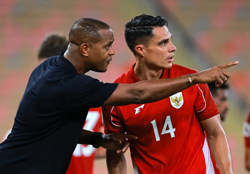 hlv-patrick-kluivert-chiu-suc-ep-du-doi-fan-indo-doi