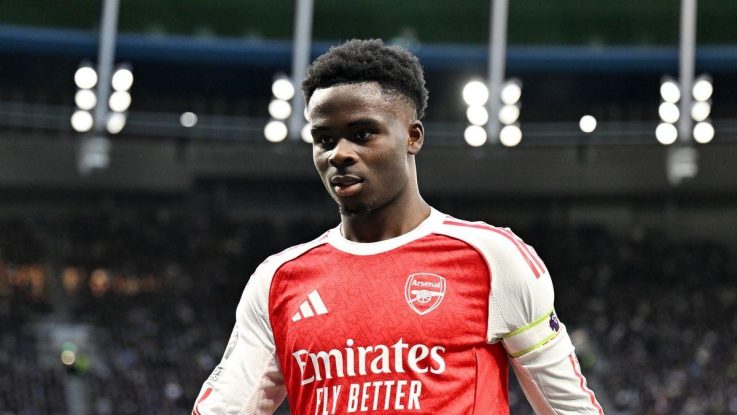 Saka phải rời sân ở những phút cuối do chấn thương.