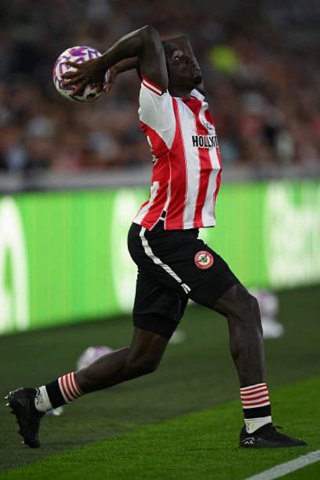 Michael Kayode sở hữu khả năng ném biên tốt bậc nhất Ngoại hạng Anh mùa này