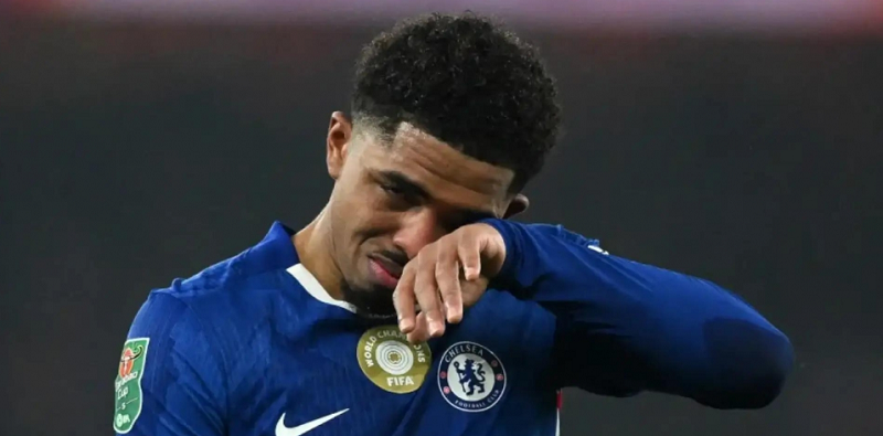 fofana-bi-dat-dau-hoi-sau-man-trinh-dien